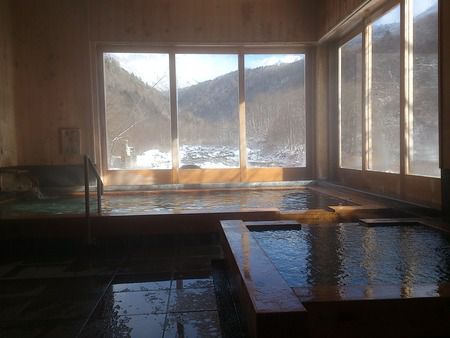 槍見館の内湯(大浴場)での湯浴み