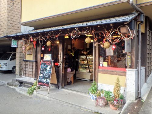 黒川温泉で出来たての塩麹のシュークリームを食べ歩き!パティスリー麓(ロク)で湯上がりスイーツ
