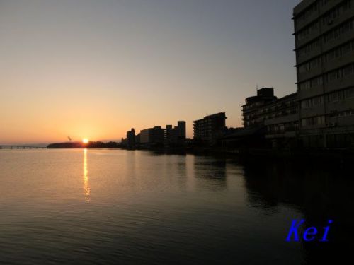 和倉温泉街:和倉港から見る日の出と七尾西湾 〔石川県七尾市〕