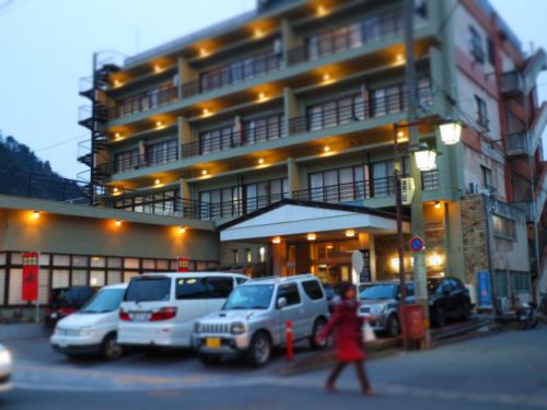 ほんのり硫黄臭のホワイトブルーの湯に身を包まれる。/戸倉上山田温泉「荻原館」