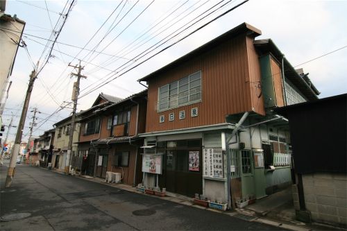 【別府市】別府温泉 春日温泉〜夕陽が差し込む情緒ある共同風呂でリラックス