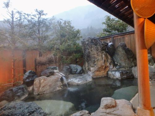 新平湯温泉 奥飛騨山草庵 饗家 1日5組限定の料理旅館で飛騨牛炭火焼きを味わう