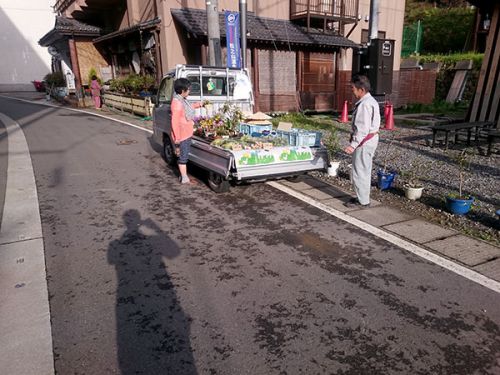 松之山温泉街の朝市