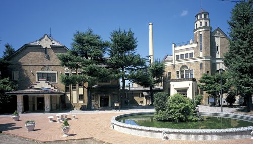 諏訪湖畔にたたずむレトロな洋館は天然温泉だった!? シルクエンペラーの遺した厚生施設「片倉館」