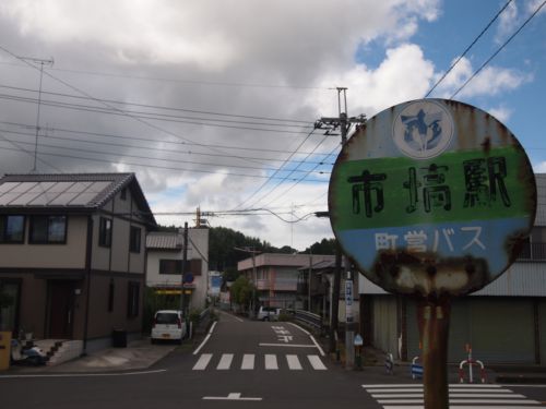 ローカル路線バスに乗って、温泉街へ。
