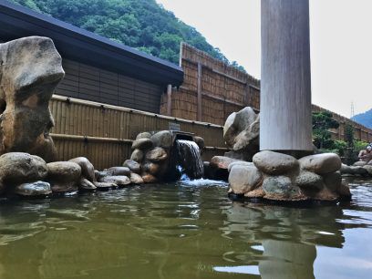 裾花峡天然温泉宿 うるおい館へ