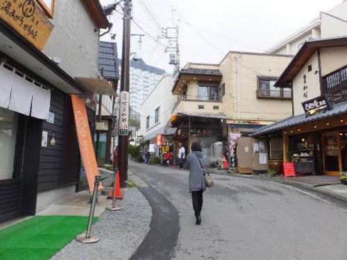 温泉街ﾌﾞｰﾗﾌﾞﾗ('A`)