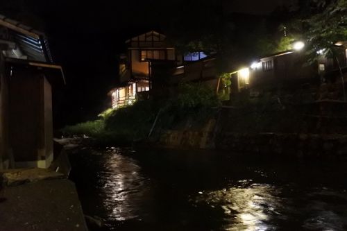 夜の温泉街