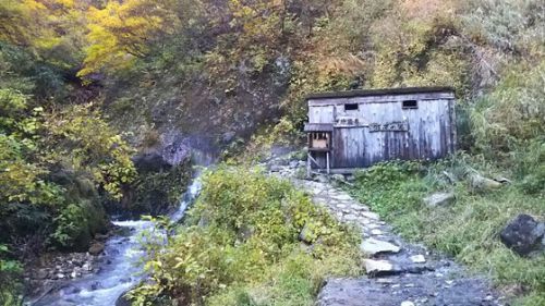 燕温泉・野天風呂「河原の湯」(2)夜明けの白濁野天湯と紅葉 〔新潟県妙高市〕