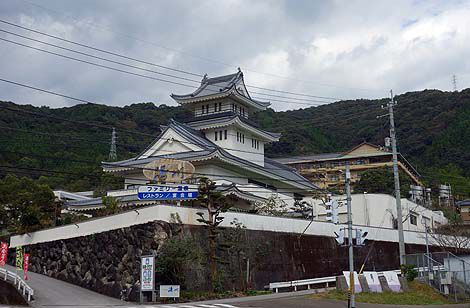 高知城ではありません「ファミリー温泉 湯川」(高知市)ニセ城シリーズ