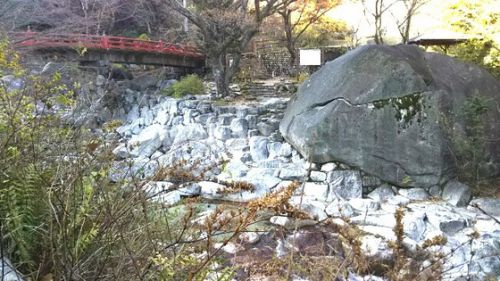 三重県・湯の山温泉の紅葉(4)大石公園の大石と大石さん 〔三重県菰野町〕