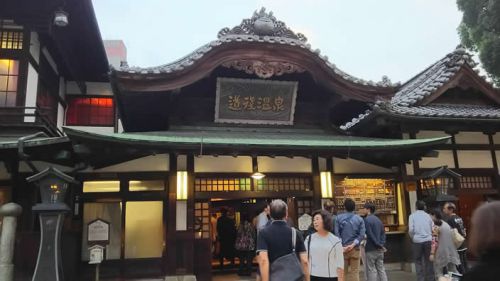 道後温泉本館の駐車場はコチラ!貸しタオルあり!少々混雑しています