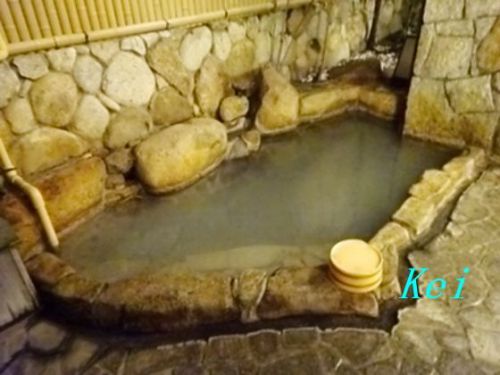 南紀勝浦温泉「料理旅館 万清楼」(3)白濁硫黄泉の露天風呂★ホテル浦島と夜景 〔和歌山県那智勝浦町〕