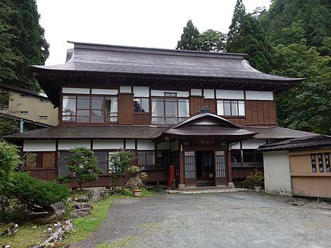 オリンピック風呂と呼ばれる長いお風呂が有名なかけ流し温泉「白布温泉 中屋別館不動閣」(山形米沢)