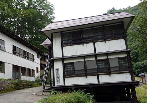 とんでもない山岳地にある秘湯の宿で源泉かけ流し硫黄泉「滑川温泉 福島屋」(山形米沢)