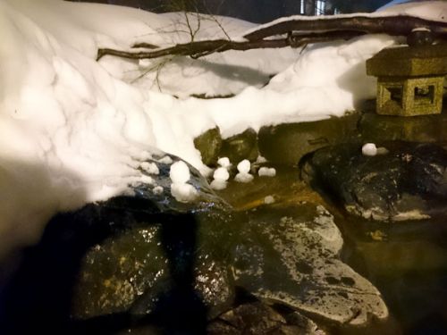 露天風呂で雪遊び?