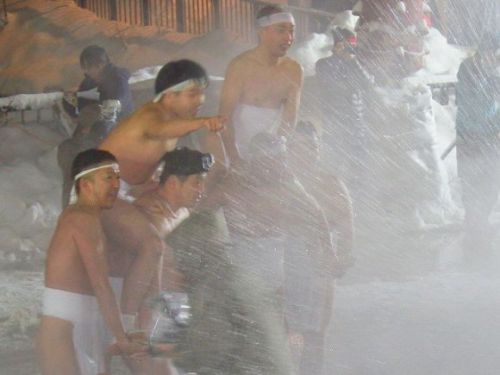 湯まつり最終日「源泉湯かけ合戦」