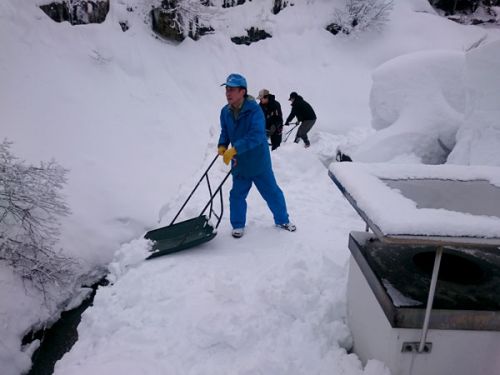 温泉センターの雪下ろし