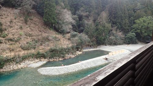 川湯温泉・仙人風呂~冬期限定大露天風呂~川の温みに身を任せ…