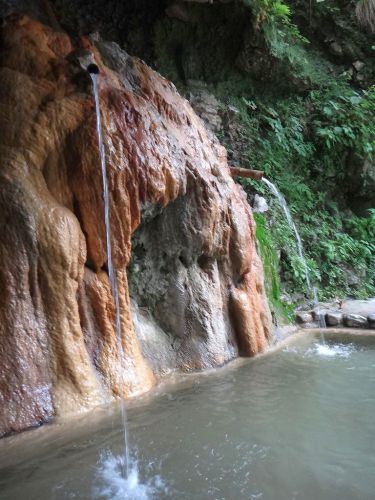 小川温泉 ホテルおがわ ②名物の天然露天風呂(天然記念物の石灰華・季節によりアブ注意)