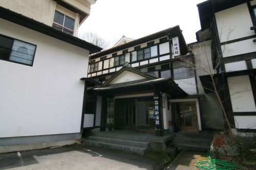 【九重町】筌ノ口温泉 新清館~緑に包まれた露天風呂で黄色に輝く温泉を独泉堪能!