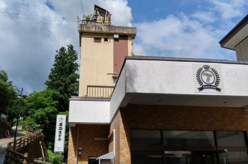 新潟、魚沼、湯之谷温泉、友家ホテル、久々六度目、看板がぁ