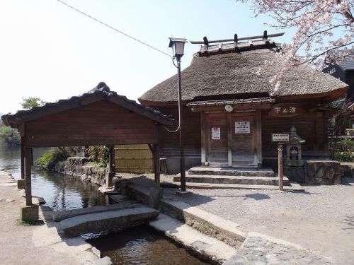 湯布院温泉 下ん湯(由布市) かやぶき屋根の共同浴場、混浴ハードル高し