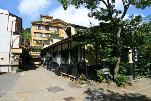 【九重町】筋湯温泉 うたせ大浴場~情緒ある温泉地で轟音を響かす大浴場