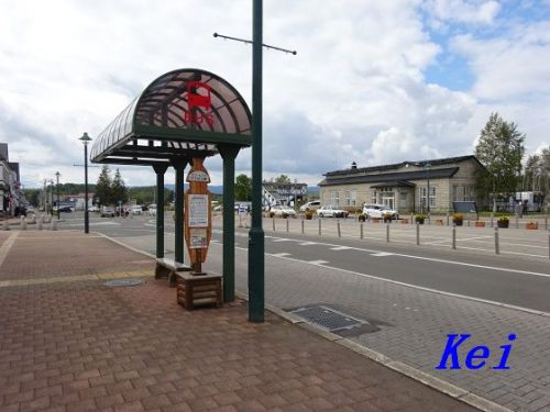 美瑛駅前から路線バスで「青い池」「白金温泉」へ 〔北海道美瑛町〕