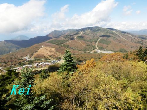志賀高原(16)東館山ゴンドラリフト山頂駅展望台からの眺め、一ノ瀬と高天ヶ原温泉 〔長野県山ノ内町〕