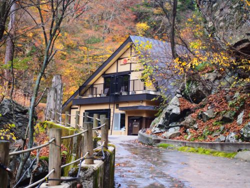 名剣温泉 宿泊記 11月上旬は紅葉が見頃!黒部峡谷鉄道のトロッコ電車で行く秘湯の温泉宿