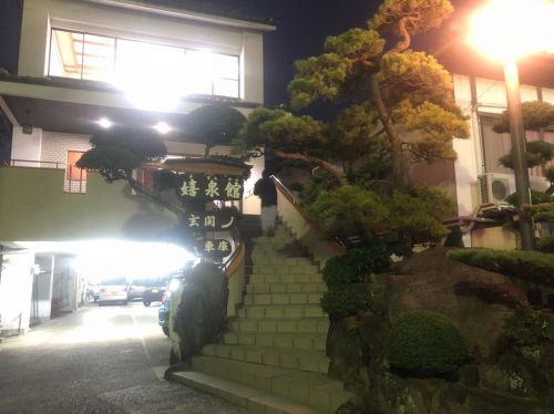 とろっとろのまとわりつく美肌温泉が掛け流しで楽しめる「嬉野温泉 嬉泉館」が最高でした。