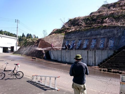 温泉駐車場ステージ掃除