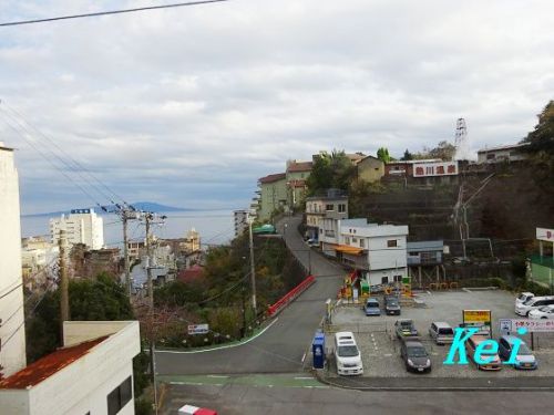 熱川温泉の温泉街(1)櫓から湯けむりが立つ温泉街、足湯 〔静岡県東伊豆町〕