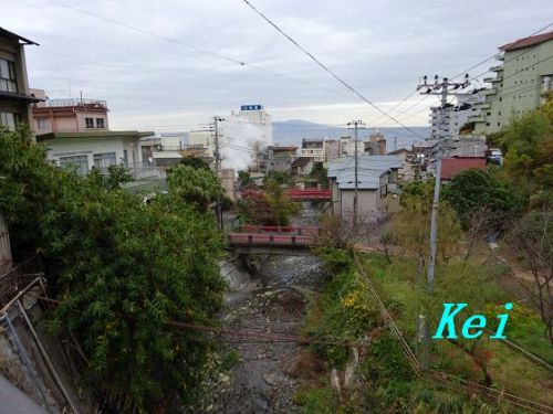 熱川温泉の温泉街(2)伊豆大島が正面に見える海岸。足湯「熱川ほっとぱぁーく」 〔静岡県東伊豆町〕