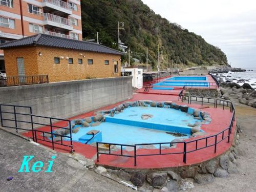 熱川温泉の温泉街(3)海沿い露天風呂「高磯の湯」、他、日帰りで入れる温泉は? 〔静岡県東伊豆町〕