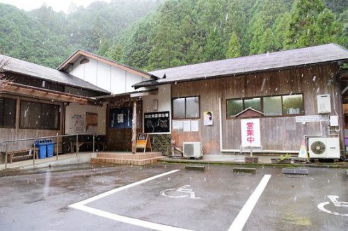 絶景!滝の見える露天風呂湯「湯泉寺温泉 滝の湯」