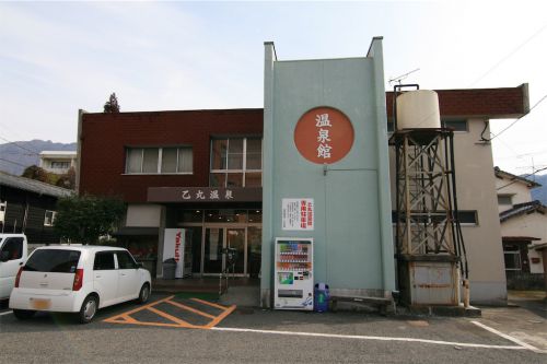 【由布市】由布院温泉 乙丸温泉館~あつ湯とぬる湯とケロリン桶!懐かしさを感じる温泉館