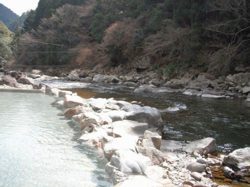 上湯温泉 露天風呂(吉野郡十津川村) 渓流沿いの露天は開放感抜群