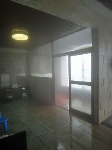 坂井温泉 湯元館(常滑市) インパクト抜群のお湯! 振り向くとそこには・・・