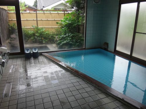 古湯温泉 旅館 大和屋 ②端正な作りの内風呂と、坪庭のような露天風呂