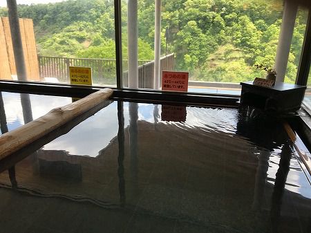 新緑の露天風呂