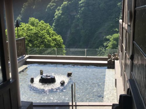 露天風呂が何でそうなるの?