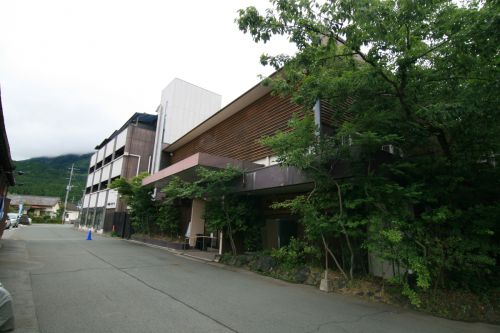 【阿蘇市】内牧温泉 湯巡追荘~茶色い湯の花舞う癒し空間!贅沢な広さの大浴場