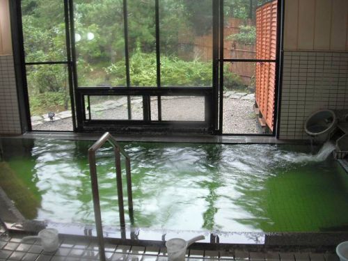 月岡温泉 共同浴場「美人の泉」(新発田市) それはまるで、入浴剤を入れたかのような色のお湯