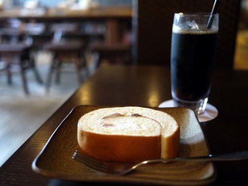 水屋@越後湯沢 温泉で淹れたコーヒーとふんわりロールケーキがおいしい♪