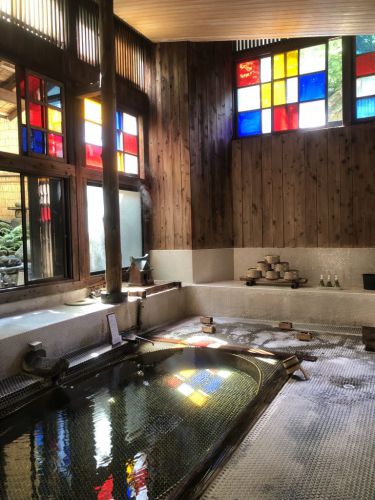 【野沢温泉 村のホテル住吉屋】湯面に映るステンドグラスのキラキラにときめいた。