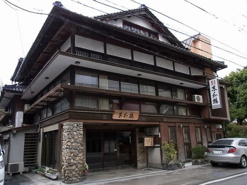 奥津温泉 東和楼(苫田郡鏡野町) 浴槽の下から自噴する掛け流し湯