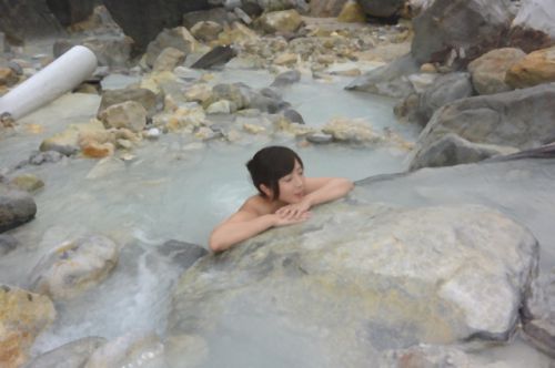 「沼尻元湯 湯畑」(福島県)温泉アイドルの二人が、デンジャラスな源泉地の野湯で混浴レポート!!