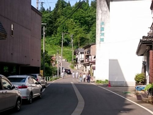 朝の温泉街